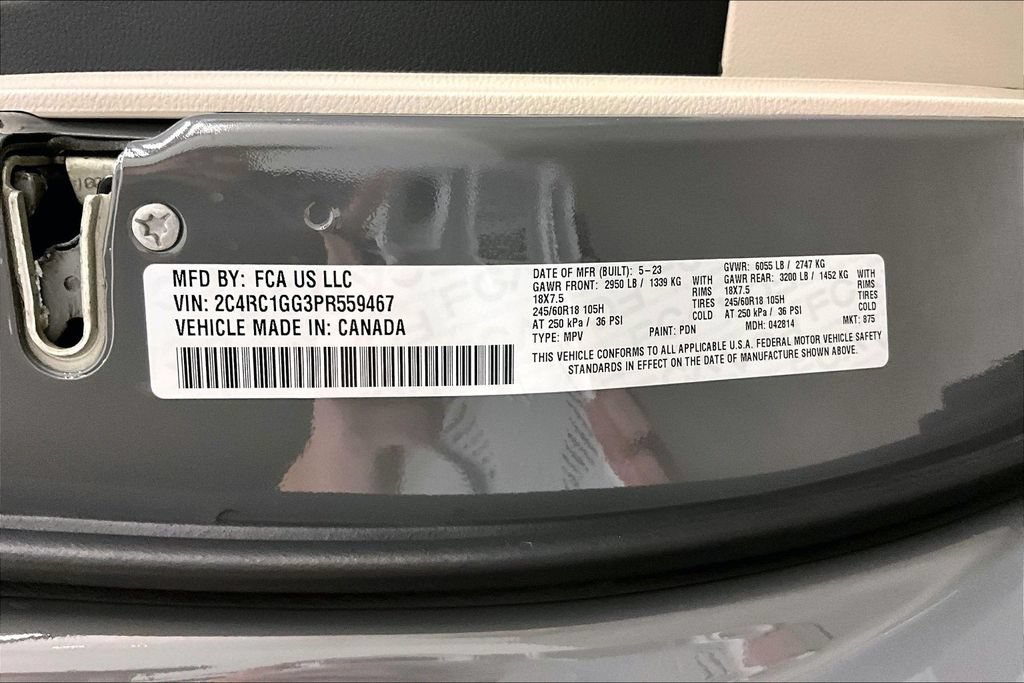 Used 2023 Chrysler Pacifica Limited FWD image 19