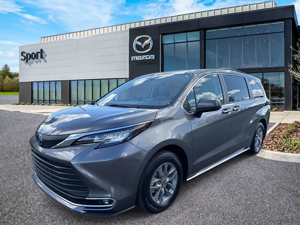 Used 2023 Toyota Sienna XLE image 8