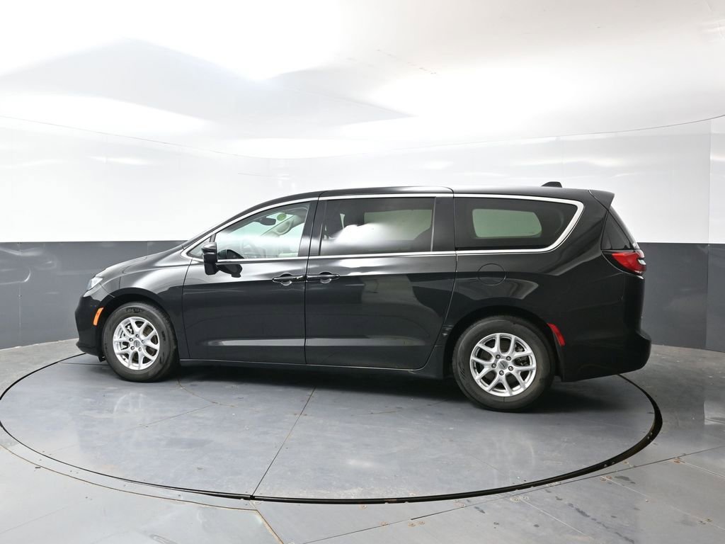 Used 2023 Chrysler Pacifica Touring-L FWD image 11