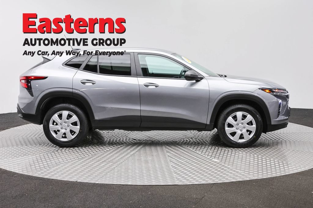 Used 2024 Chevrolet Trax LS FWD image 4