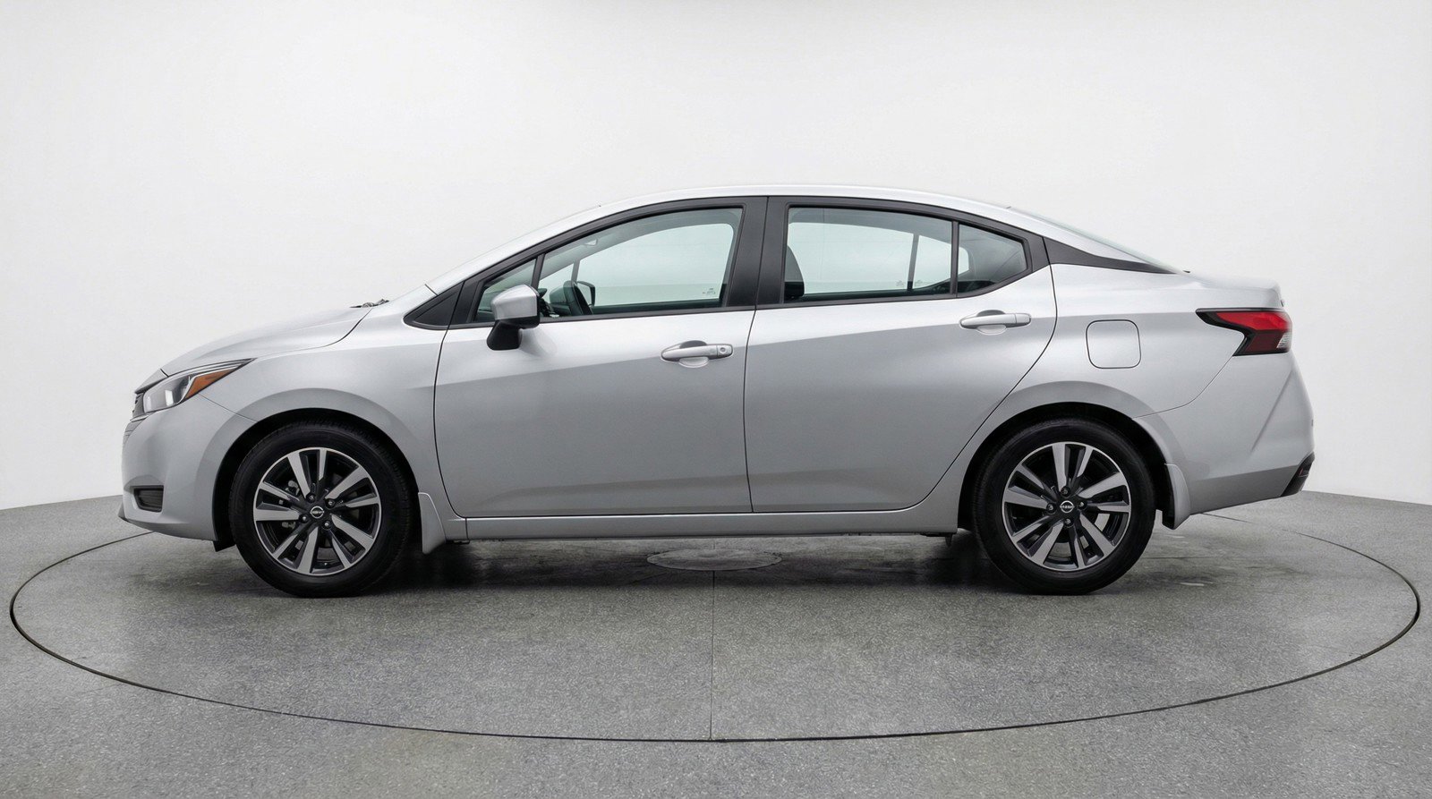 Used 2025 Nissan Versa SV image 5