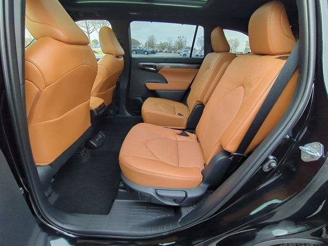 Used 2025 Toyota Highlander Platinum image 16