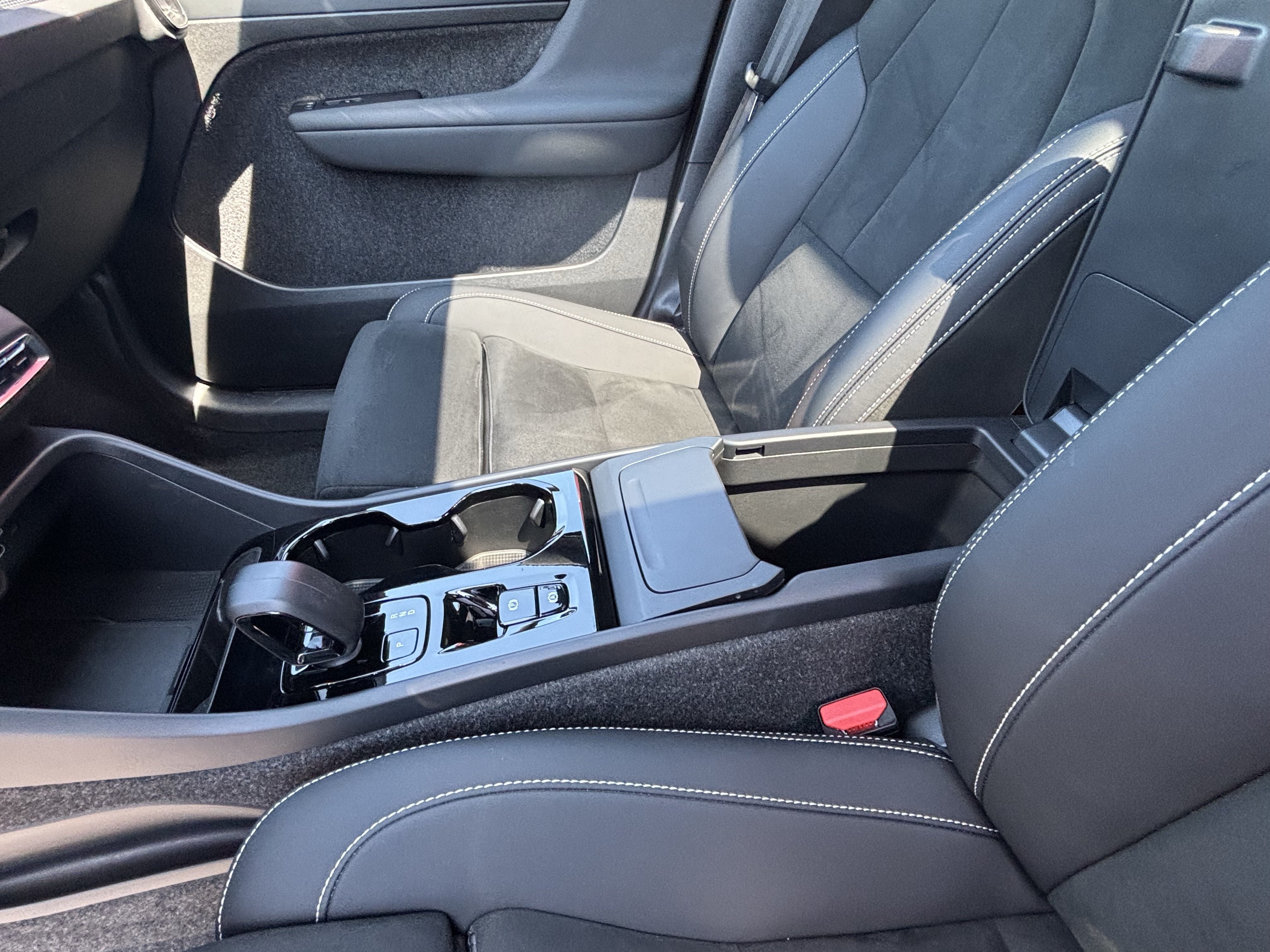 Used 2025 Volvo XC40 B5 Plus AWD/4WD image 24