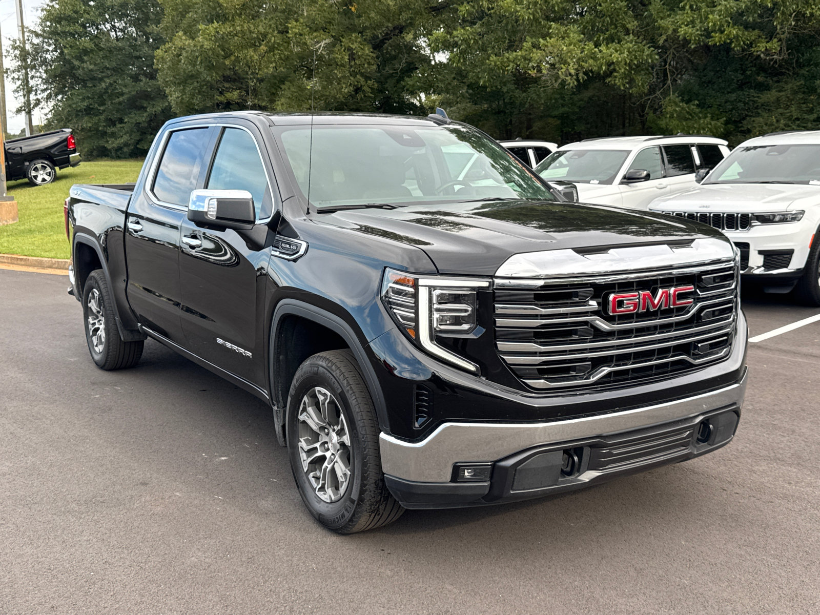 Used 2025 GMC Sierra 1500 SLT AWD/4WD image 3
