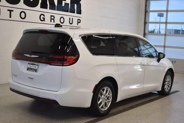 Used 2024 Chrysler Pacifica Touring-L FWD image 4