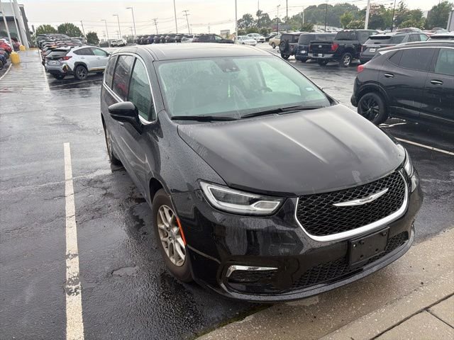 Used 2024 Chrysler Pacifica Touring-L FWD image 3
