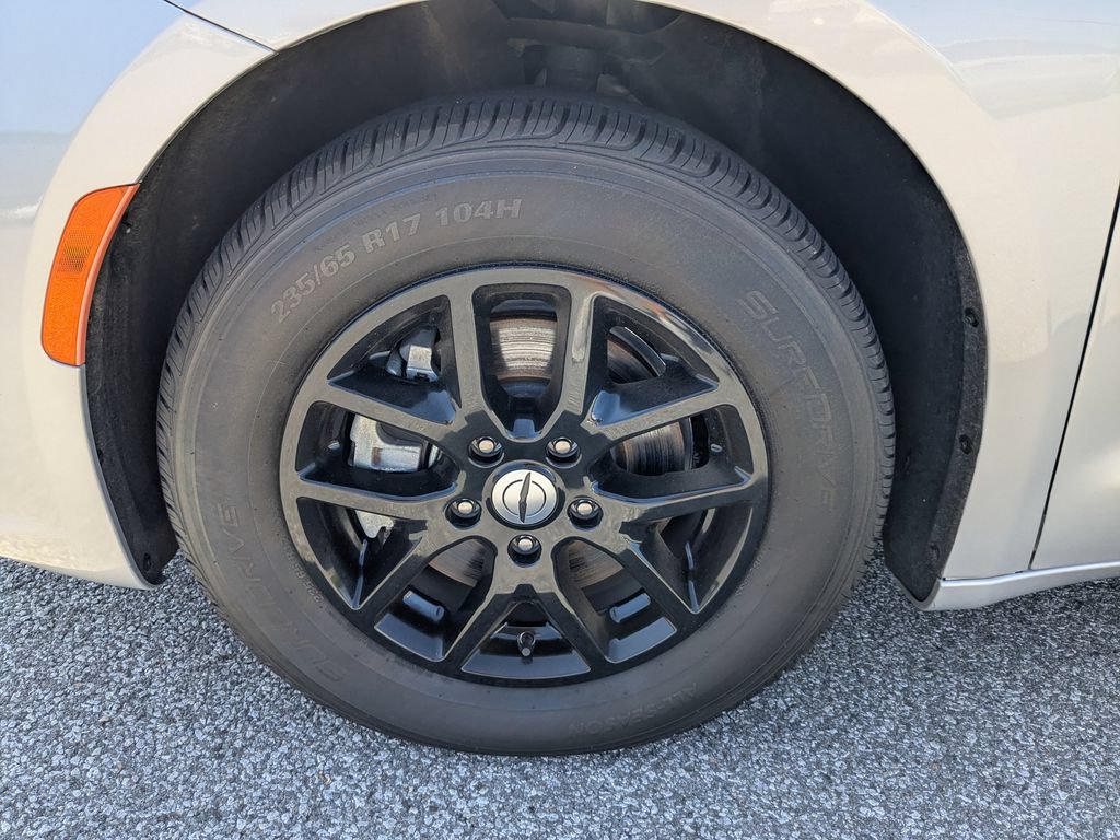 Used 2024 Chrysler Pacifica Touring-L FWD image 15