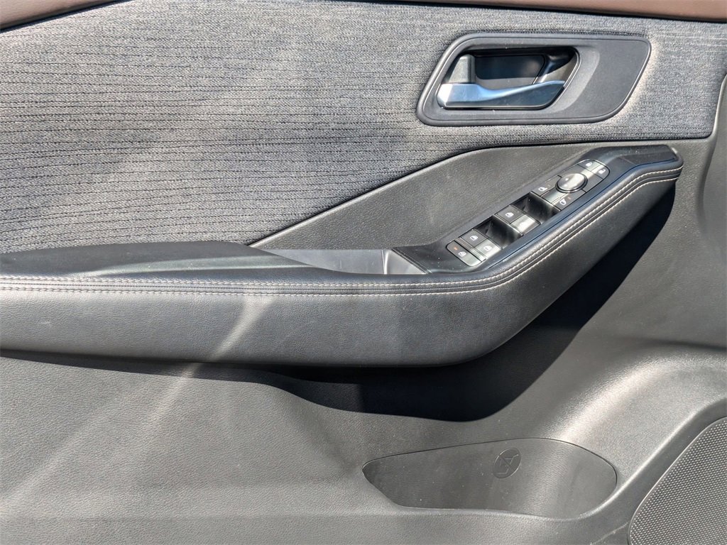 Used 2023 Nissan Rogue SV image 11