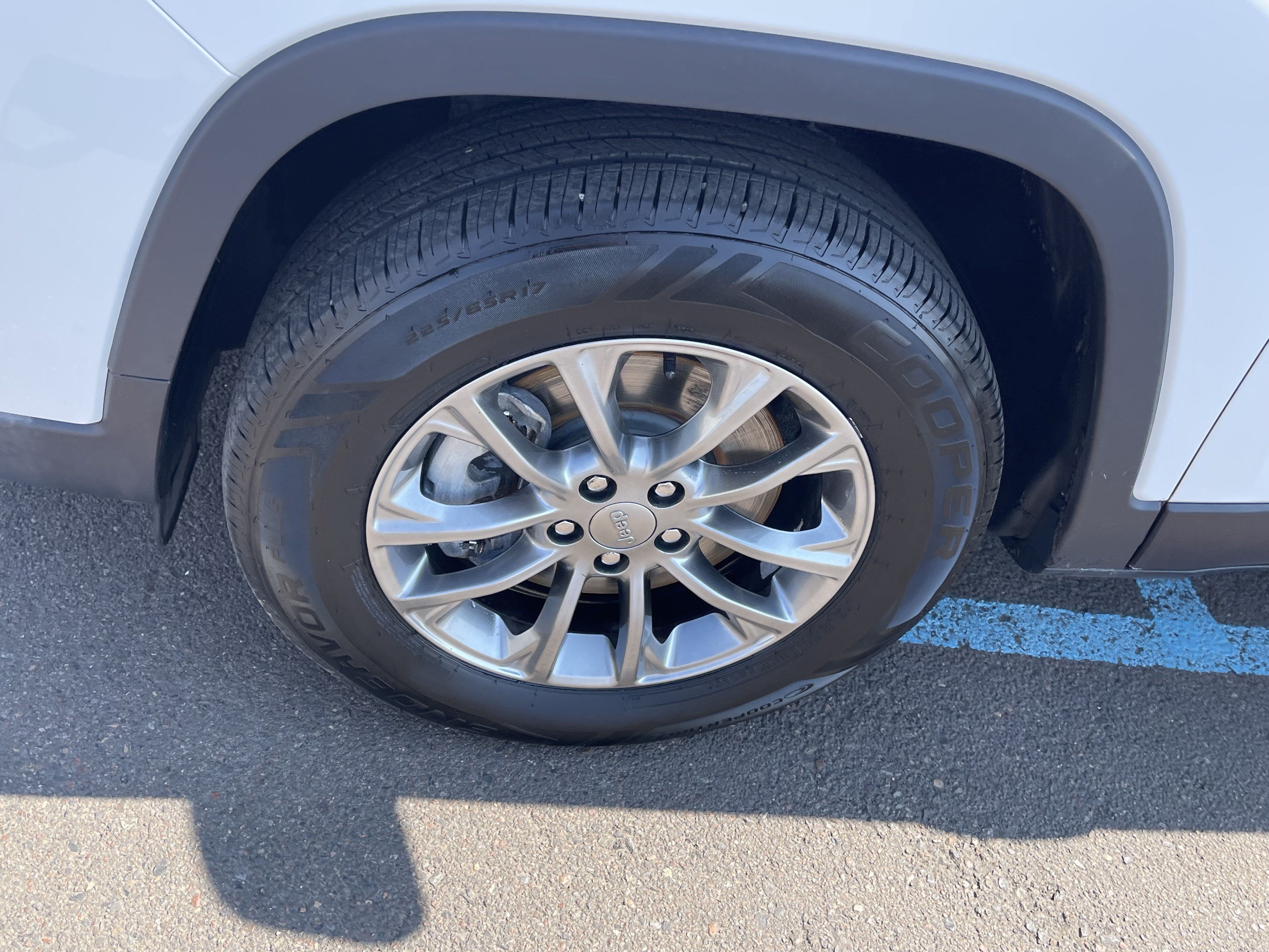 Used 2019 Jeep Cherokee Latitude Plus AWD/4WD image 9