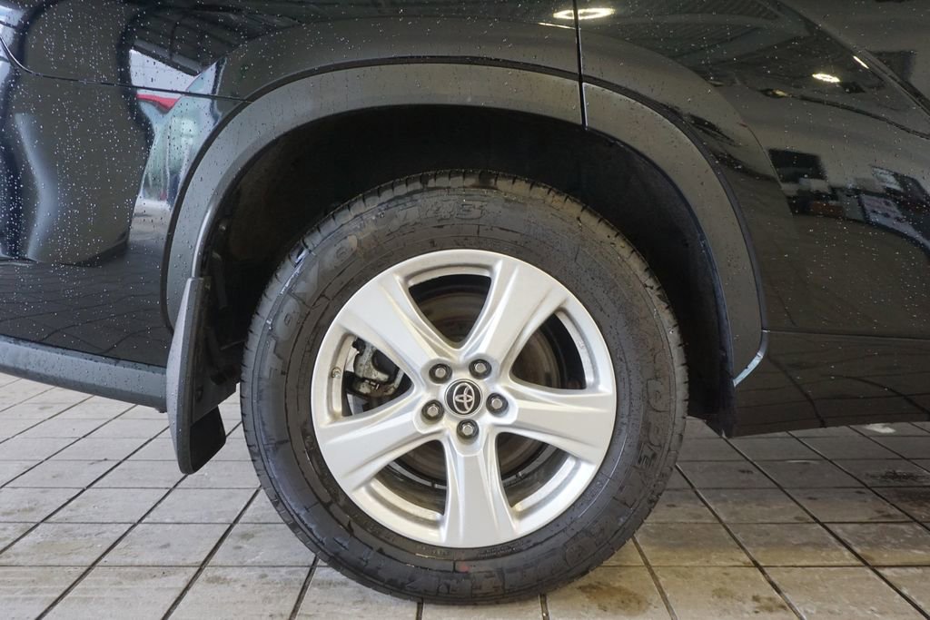Used 2023 Toyota Highlander LE image 29