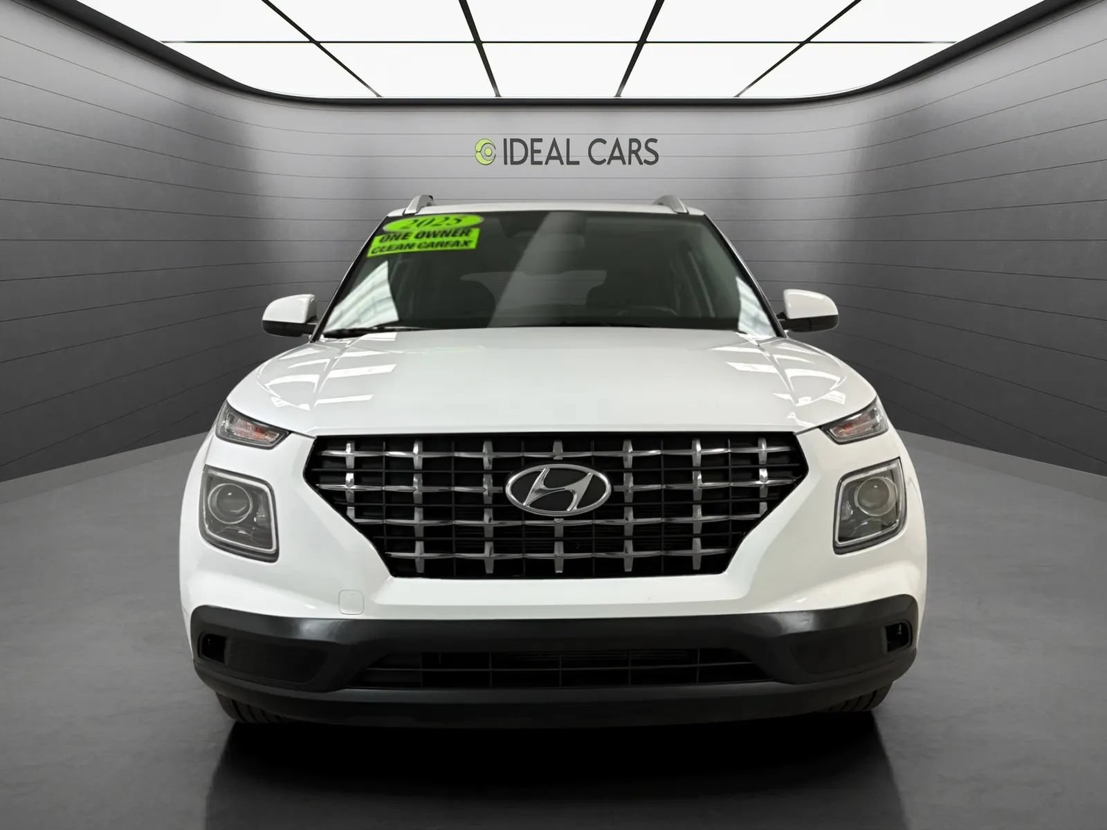 Used 2025 Hyundai Venue SEL FWD image 2
