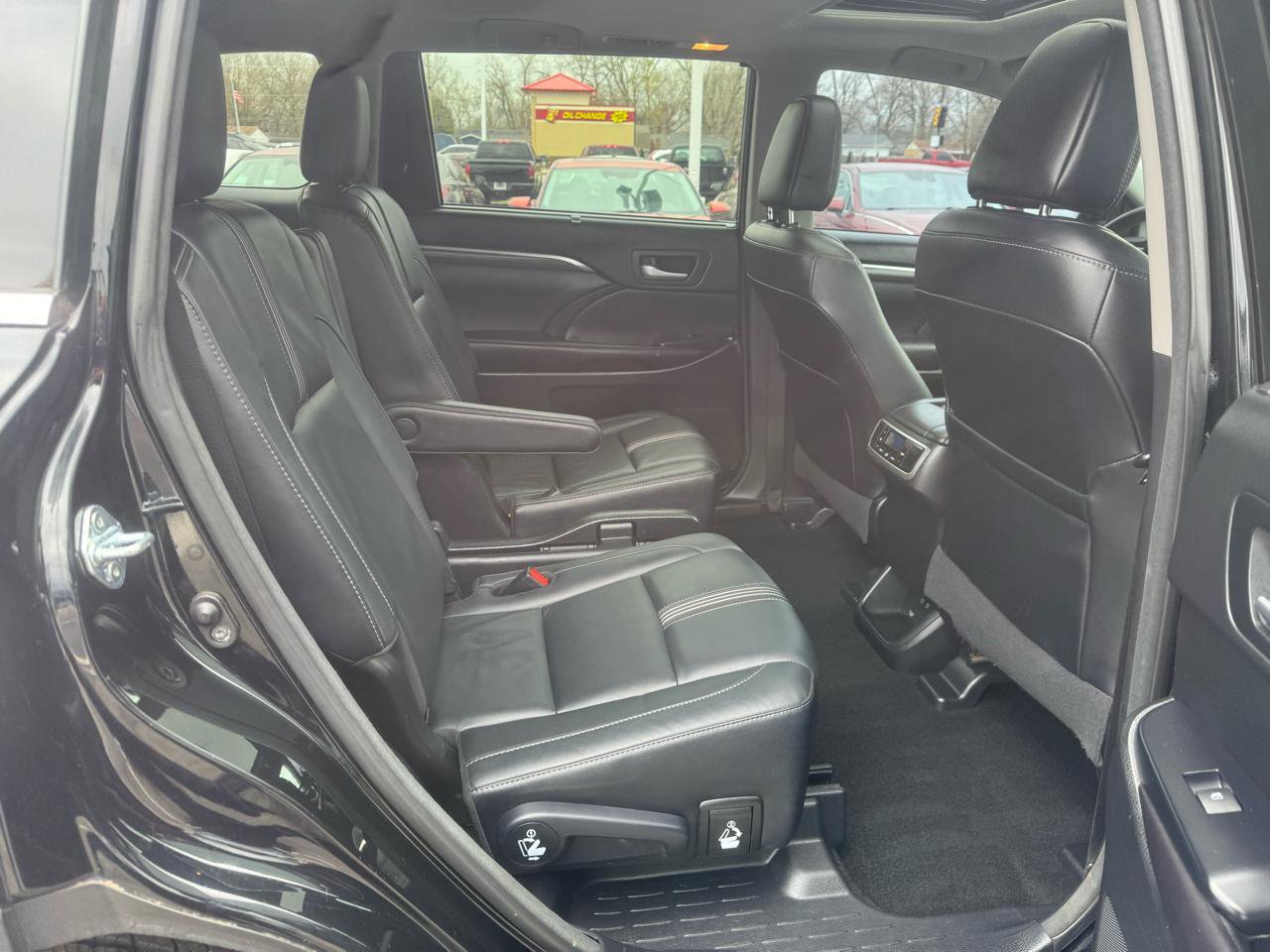 Used 2017 Toyota Highlander SE AWD/4WD image 35