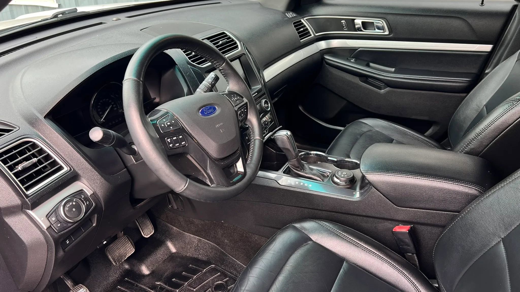 Used 2017 Ford Explorer XLT w/ Equipment Group 202A image 15