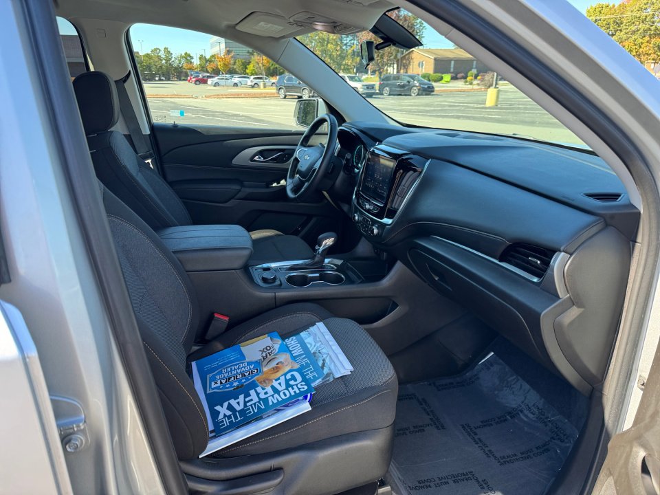 Used 2021 Chevrolet Traverse LT image 32