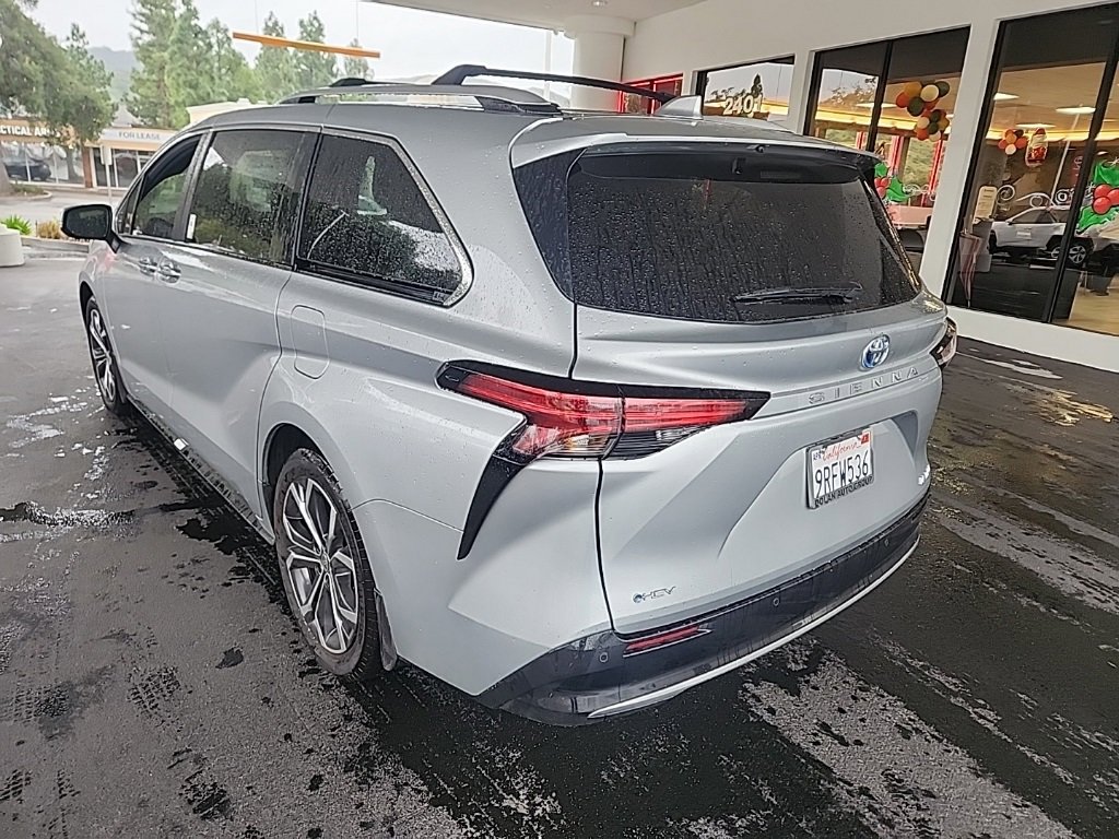 Used 2025 Toyota Sienna Platinum image 3