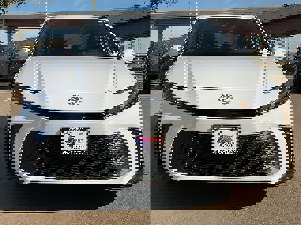 Used 2025 Toyota Camry SE image 3