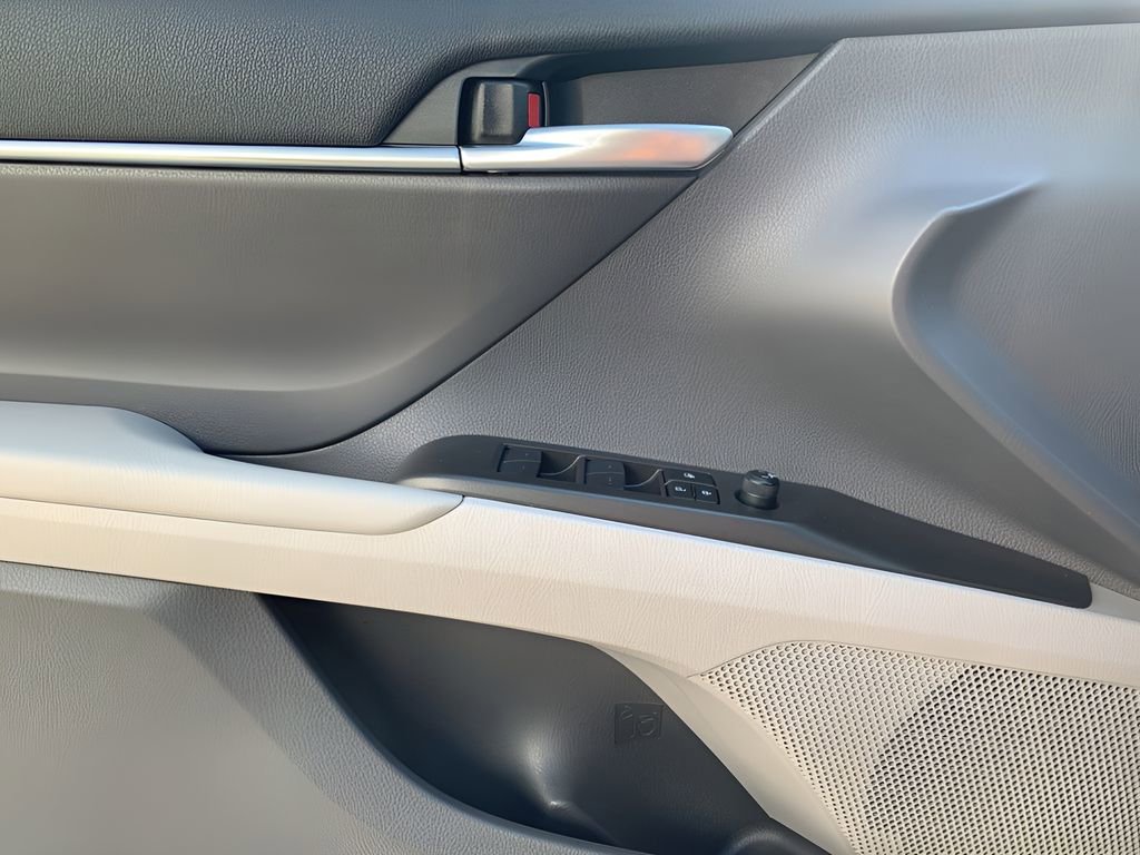 Used 2024 Toyota Camry SE image 11