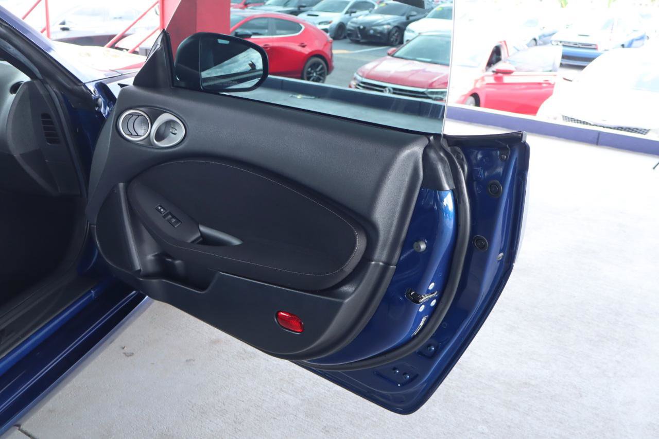 Used 2017 Nissan 370Z Coupe RWD image 32
