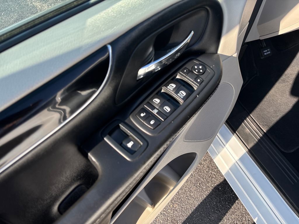 Used 2020 Dodge Grand Caravan SXT FWD image 25