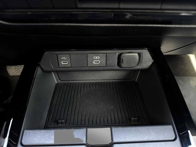 Used 2025 Toyota Prius image 33
