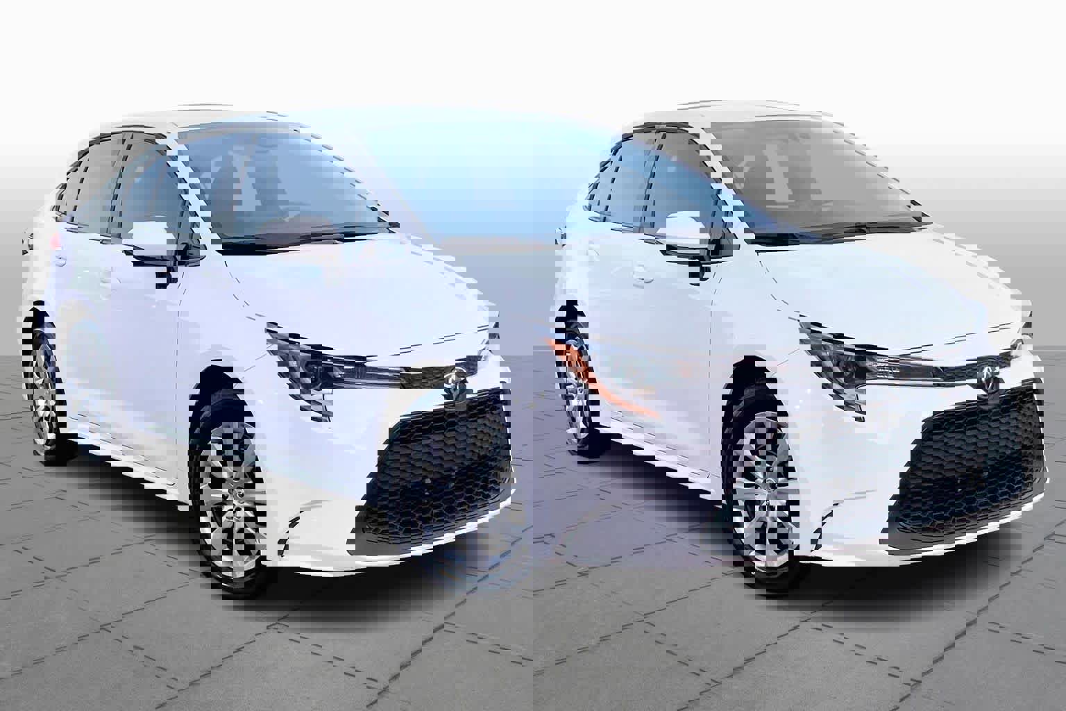 Used 2022 Toyota Corolla LE image 3