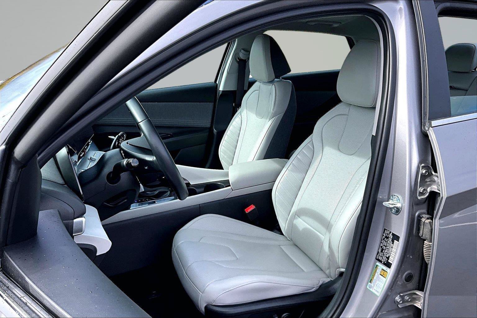 Used 2025 Hyundai Elantra Limited FWD image 50