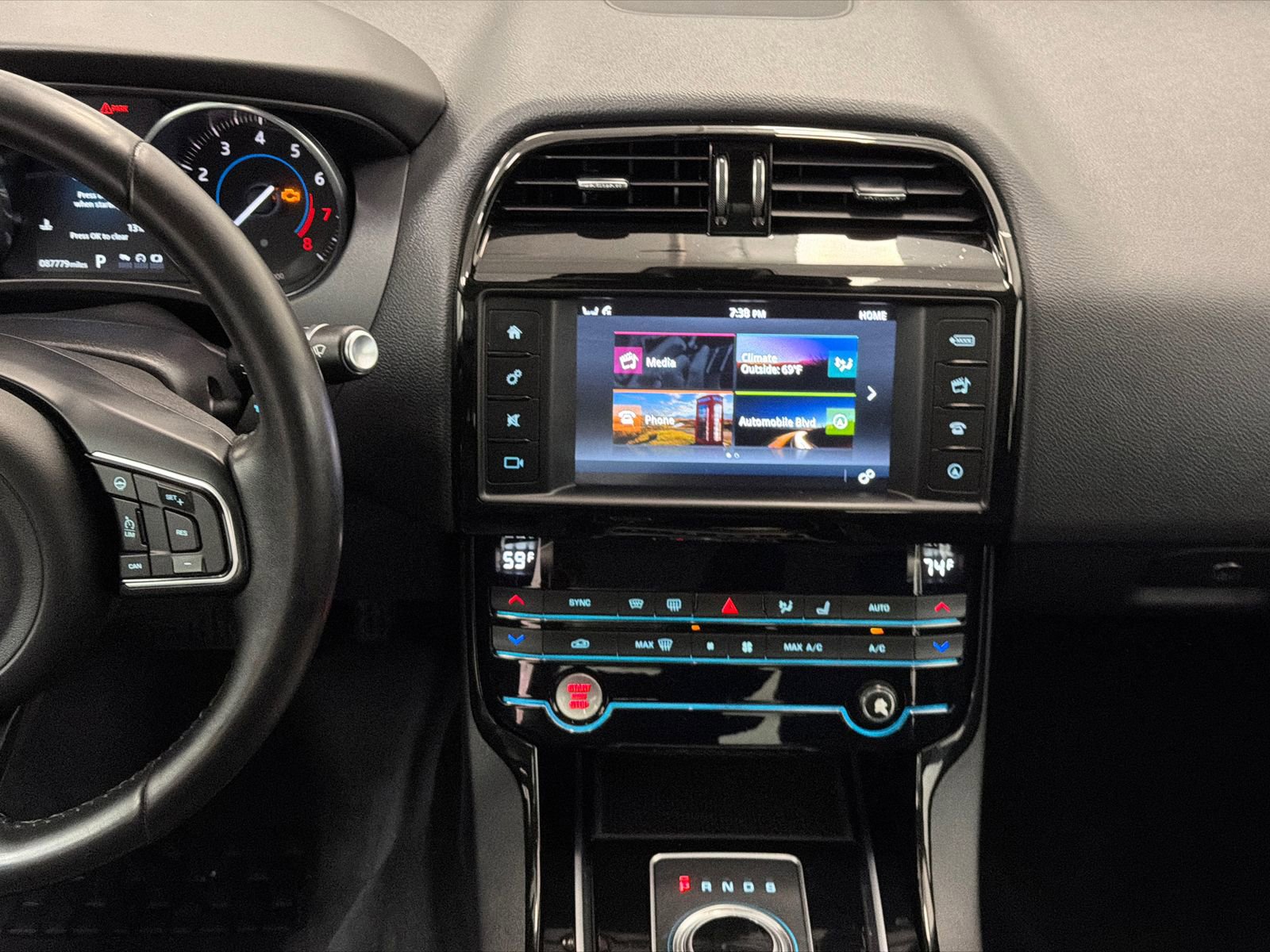 Used 2018 Jaguar XE Premium image 17