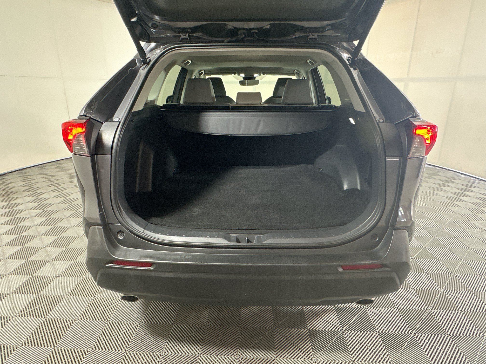 Used 2024 Toyota RAV4 XLE Premium FWD image 31