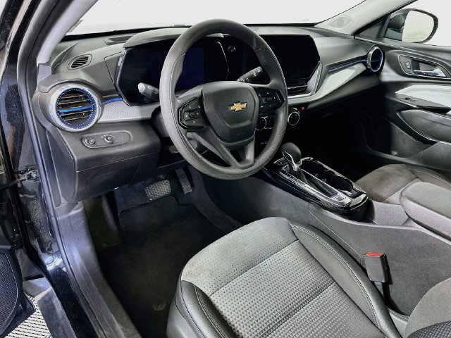 Used 2025 Chevrolet Trax LT FWD image 10