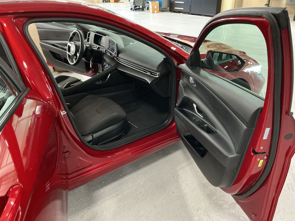 Certified 2025 Hyundai Elantra SE FWD image 6