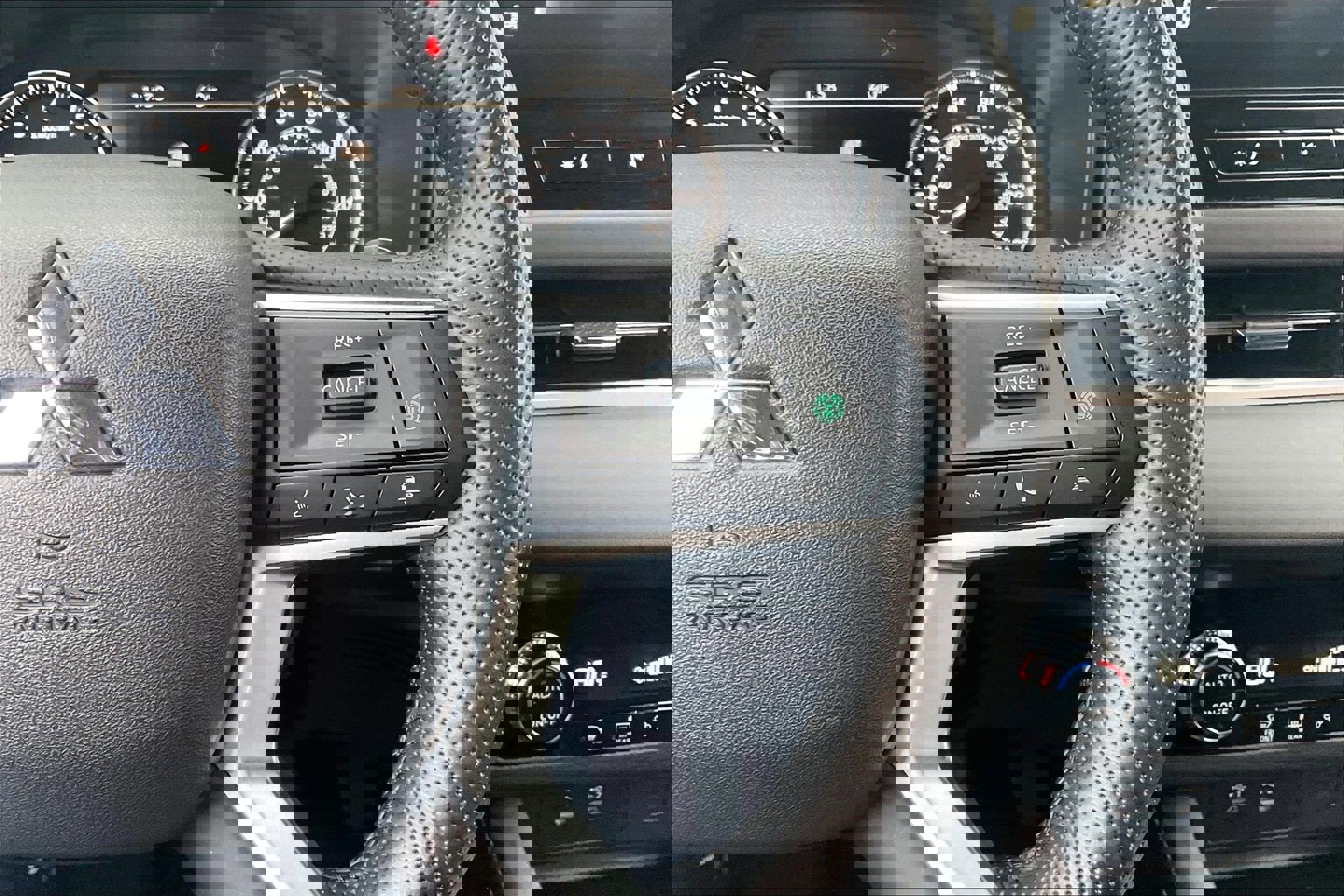 Used 2025 Mitsubishi Outlander SE image 24