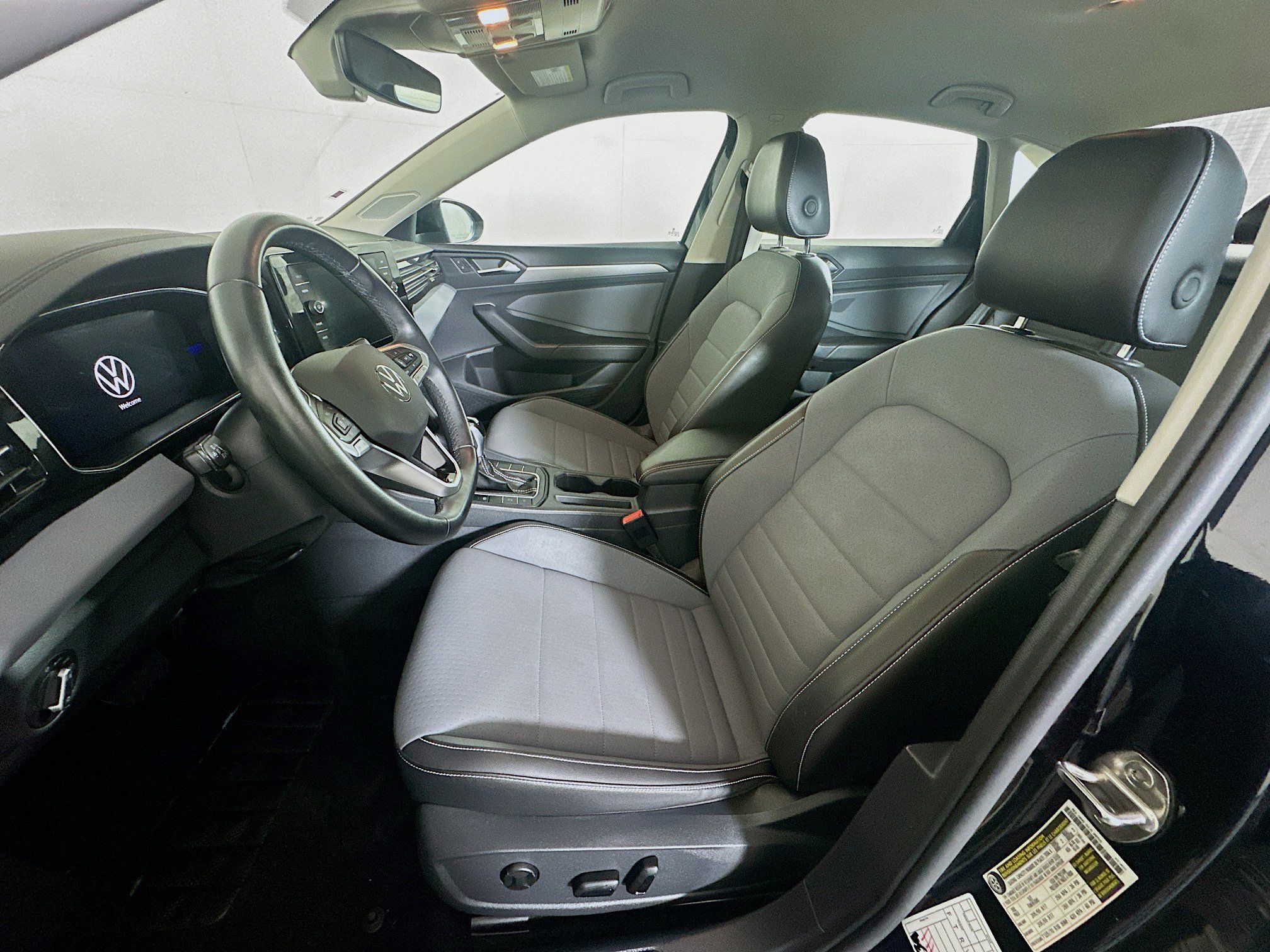 Used 2025 Volkswagen Jetta SE FWD image 13