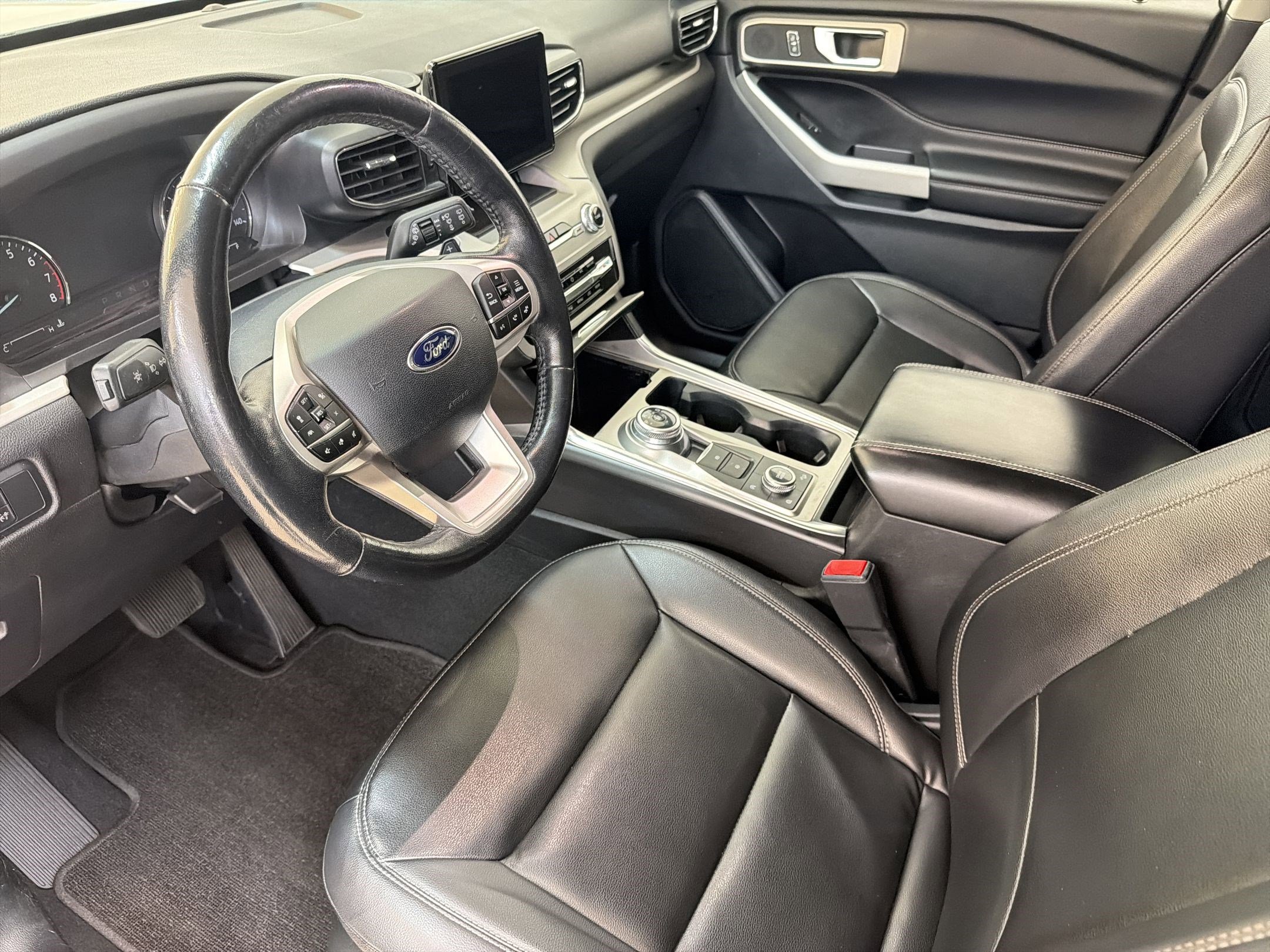 Used 2021 Ford Explorer XLT w/ Equipment Group 202A AWD/4WD image 4