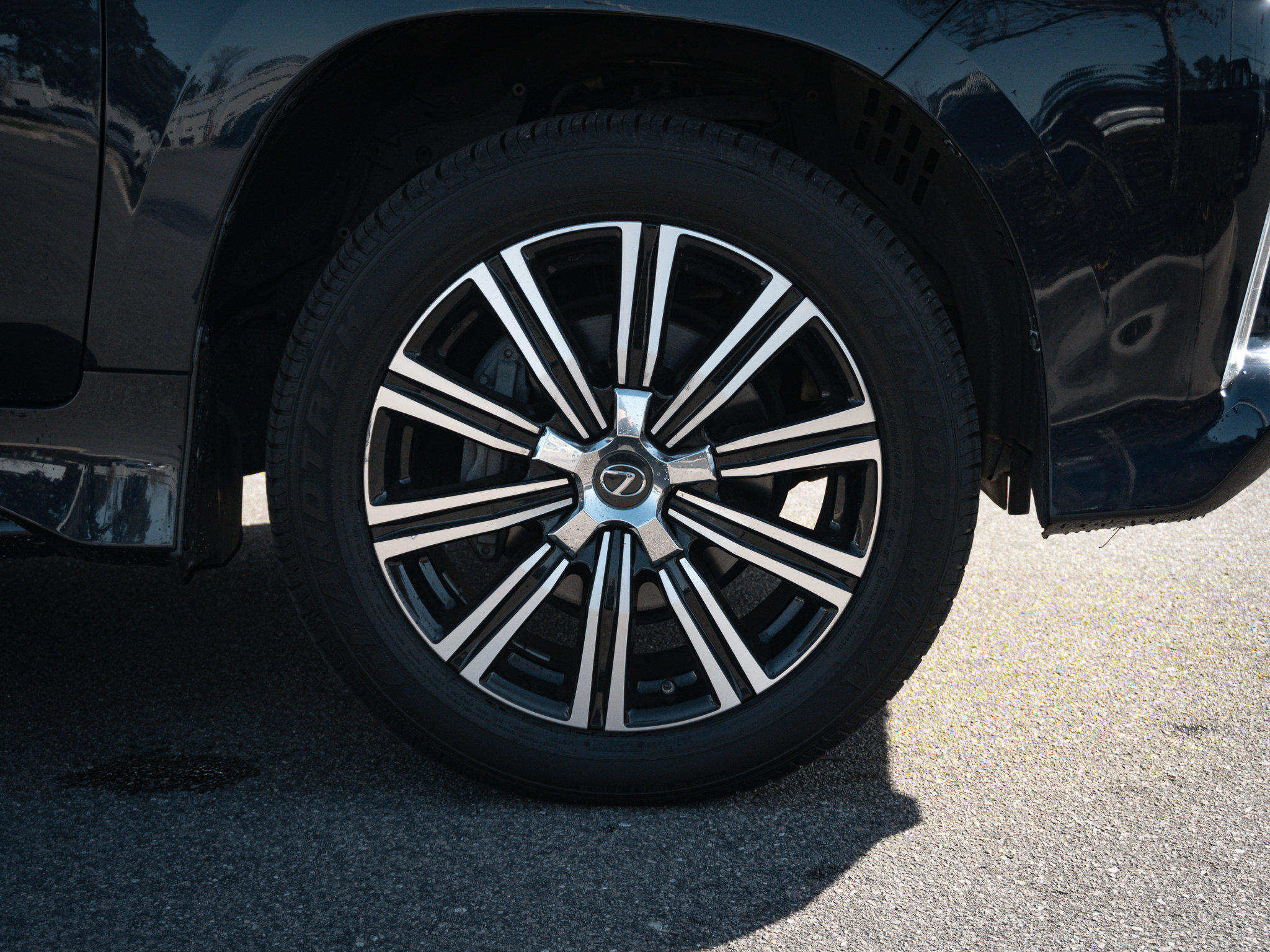 Used 2018 Lexus LX 570 4WD w/ Luxury Package image 13