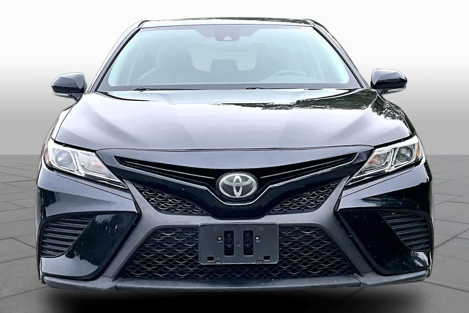Used 2020 Toyota Camry SE w/ Convenience Package FWD image 4