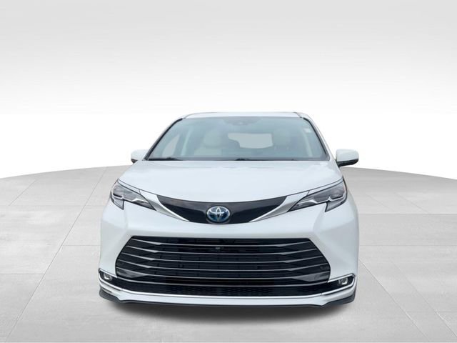 Used 2025 Toyota Sienna Platinum image 8