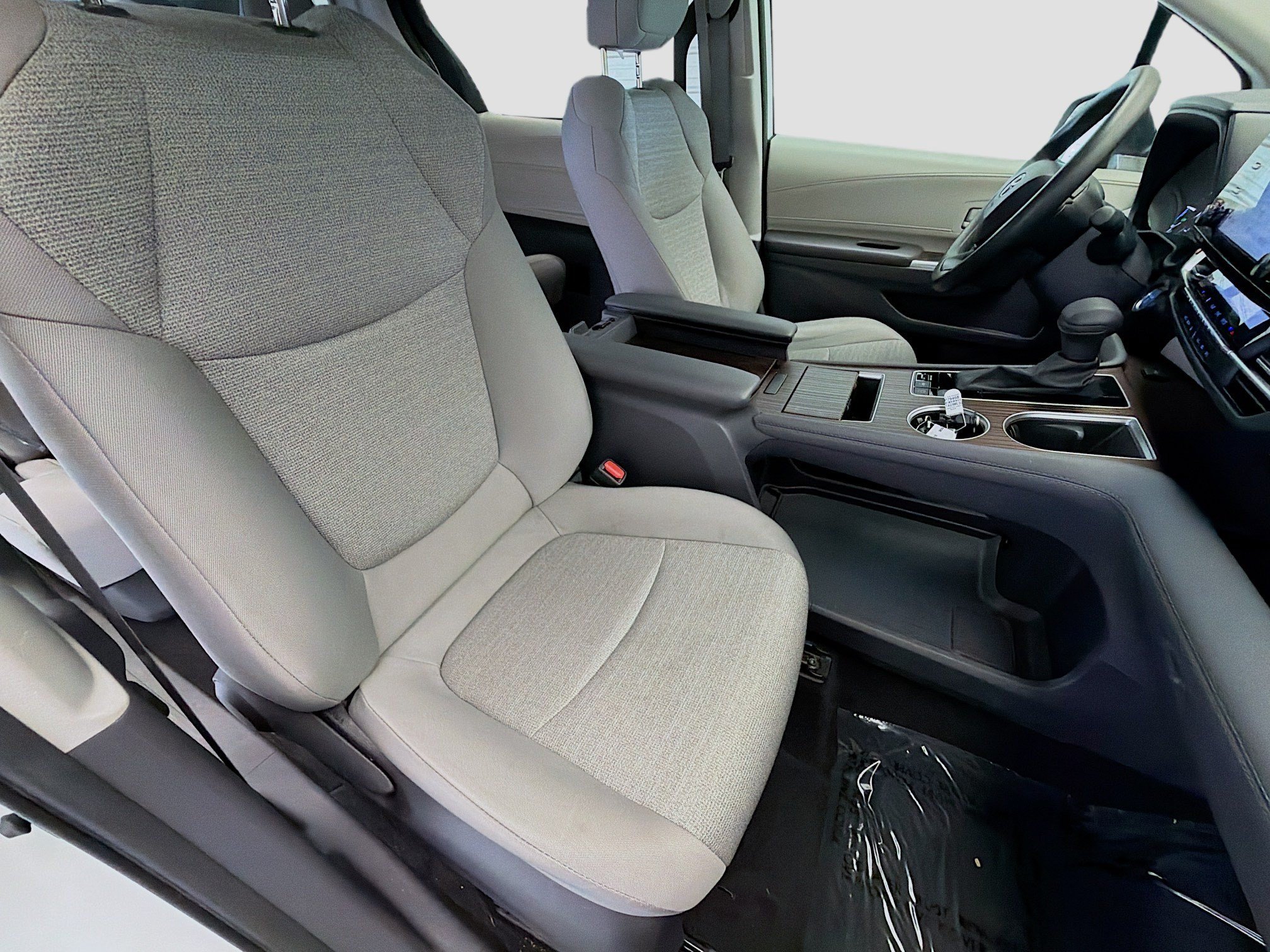 Used 2024 Toyota Sienna LE FWD image 16
