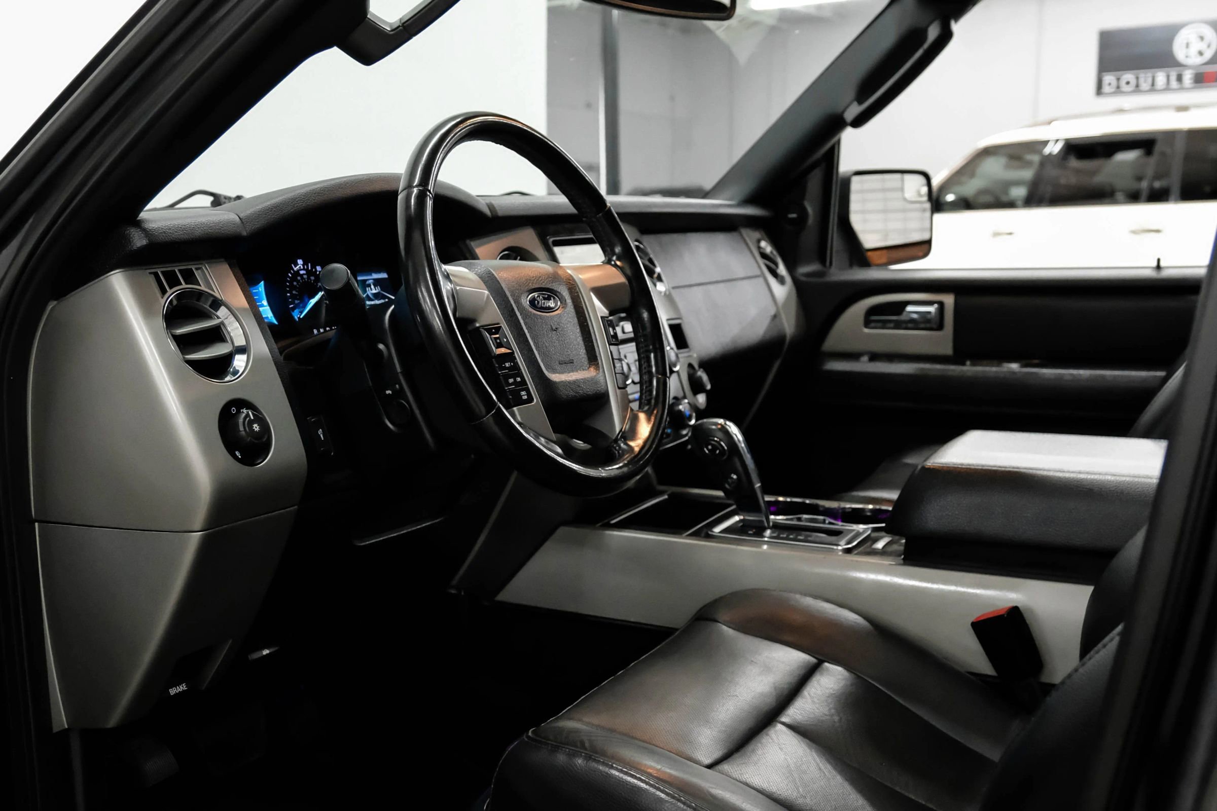 Used 2015 Ford Expedition Limited w/ Equipment Group 301A AWD/4WD image 2