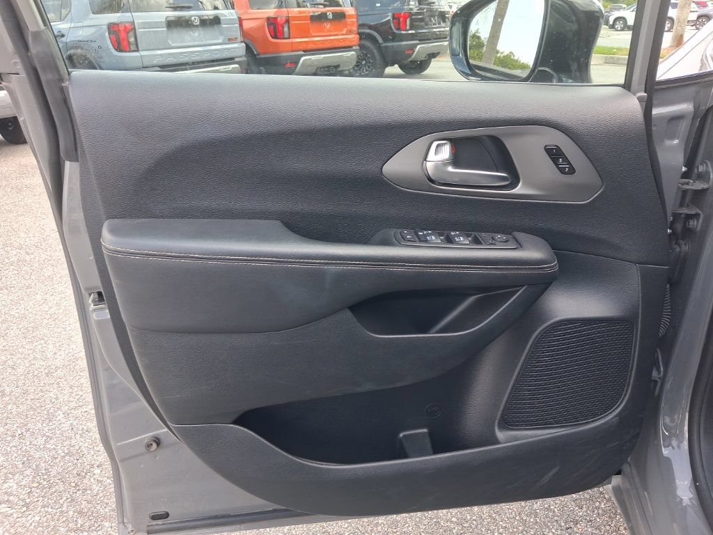 Used 2025 Chrysler Pacifica Select FWD image 21