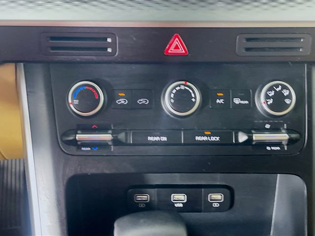 Used 2023 Kia Carnival LX image 16