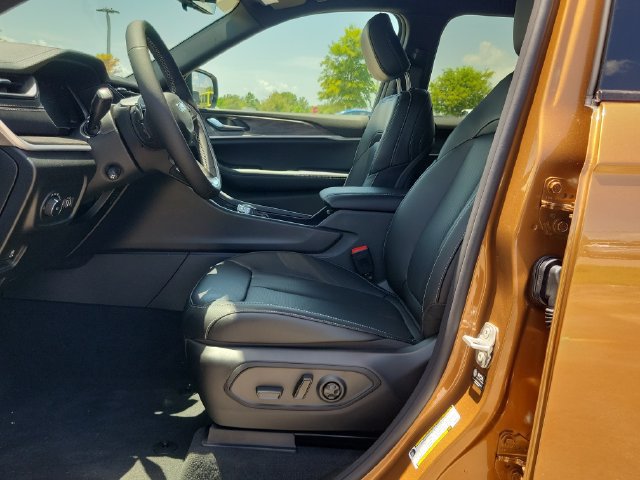 New 2026 Jeep Grand Cherokee L Limited w/ Luxury Tech Group II AWD/4WD image 12
