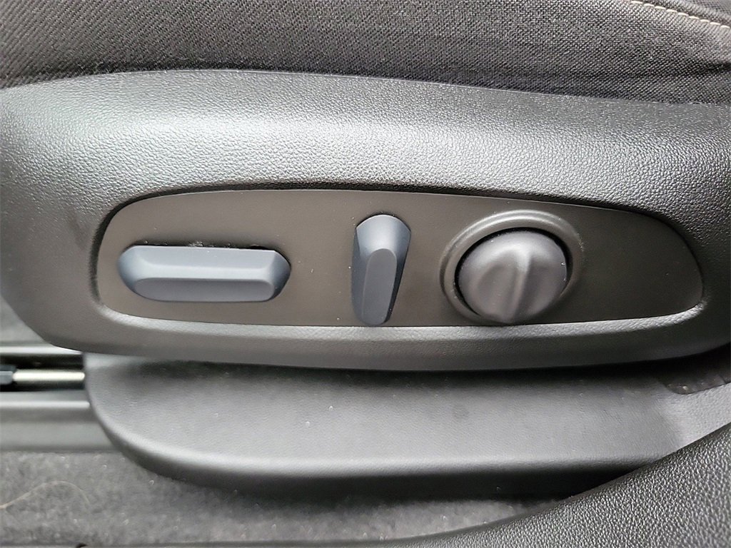 Used 2023 GMC Acadia SLE w/ Driver Convenience Package image 18