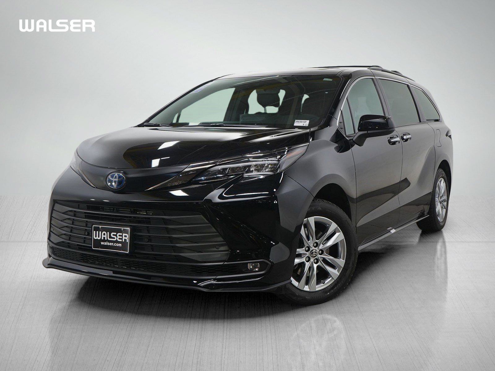 Used 2023 Toyota Sienna XLE Woodland Edition image 1