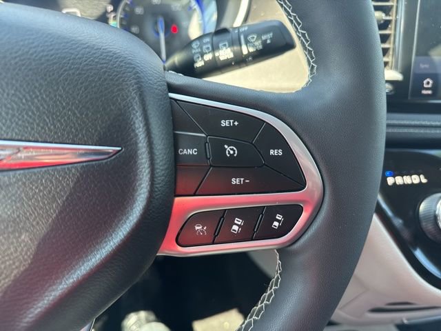 Used 2023 Chrysler Pacifica Touring-L image 8
