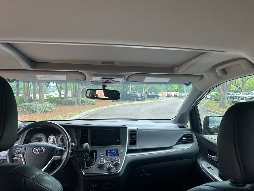 Used 2015 Toyota Sienna SE w/ SE Preferred Package FWD image 12