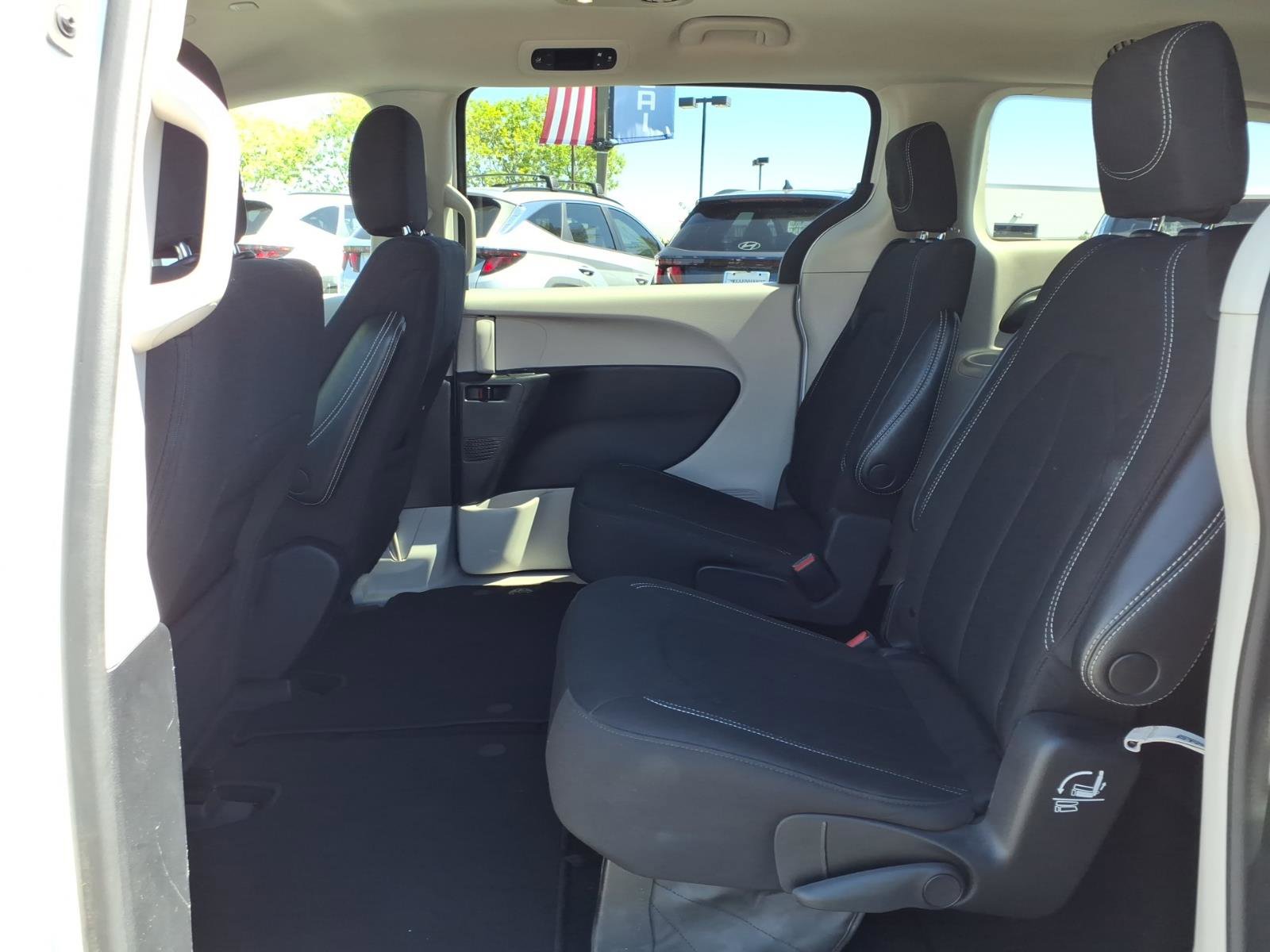 Used 2023 Chrysler Voyager LX image 16