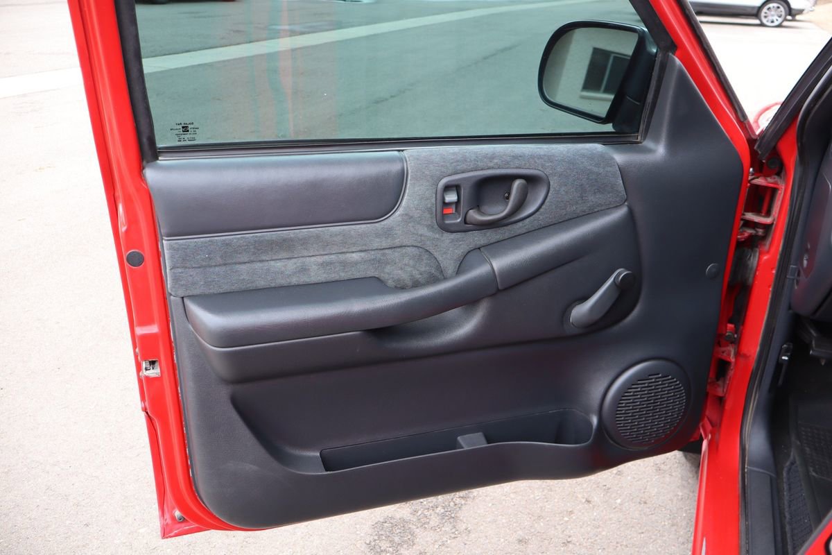 Used 2000 Chevrolet S10 Pickup LS w/ Preferred Equipment Group RWD image 19