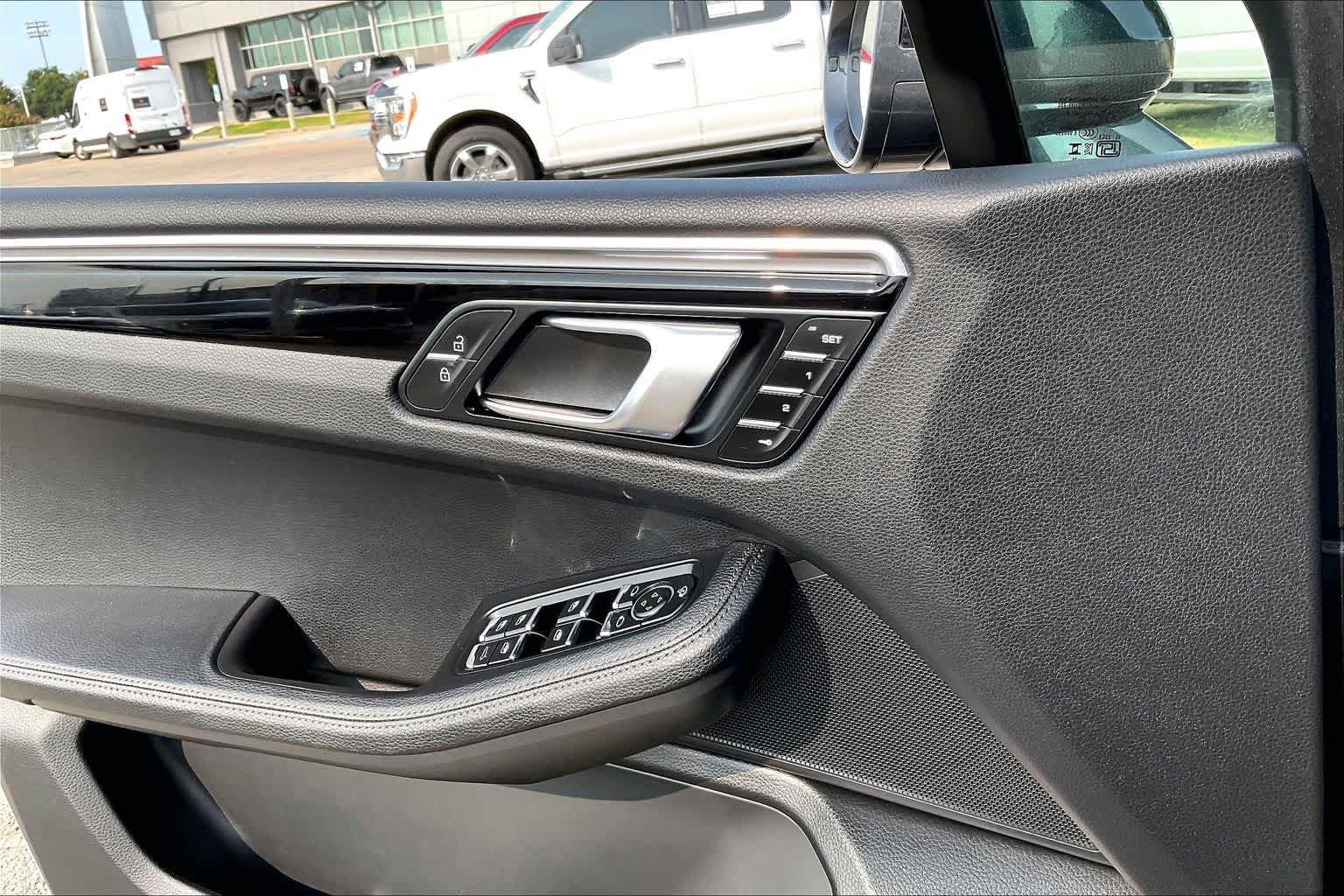 Used 2024 Porsche Macan AWD/4WD image 32