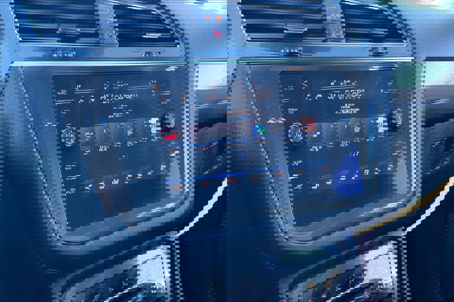 Used 2023 Volkswagen Tiguan SE image 33