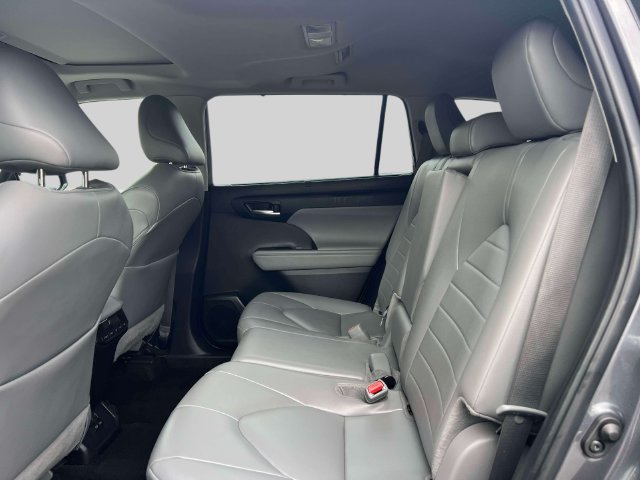 Used 2024 Toyota Highlander XLE AWD/4WD image 15